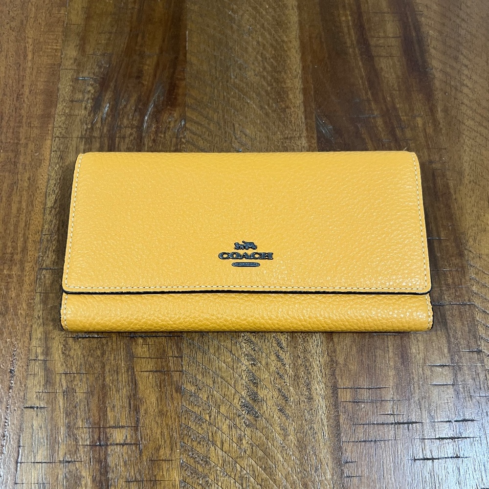 EUC Authentic COACH Slim Trifold Pebbled Leather Wallet Style No. CC815